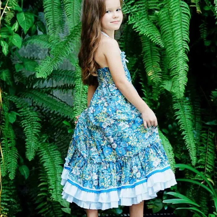 Découvrez cette Magnifique Robe de Cérémonie Longue Bohème Chic Fleurie Liberty Bleu, à col smocks et Volants Blancs qui se Transforme en Jupe Longue pour Jeunes Filles et Fillettes de 2 à 16 ans.