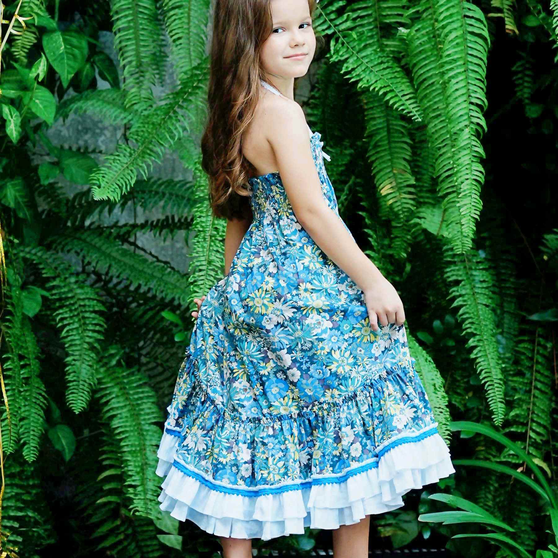 Découvrez cette Magnifique Robe de Cérémonie Longue Bohème Chic Fleurie Liberty Bleu, à col smocks et Volants Blancs qui se Transforme en Jupe Longue pour Jeunes Filles et Fillettes de 2 à 16 ans.