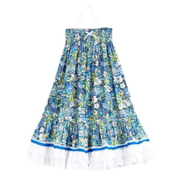 Découvrez cette Magnifique Robe de Cérémonie Longue Bohème Chic Fleurie Liberty Bleu, à col smocks et Volants Blancs qui se Transforme en Jupe Longue pour Jeunes Filles et Fillettes de 2 à 16 ans.
