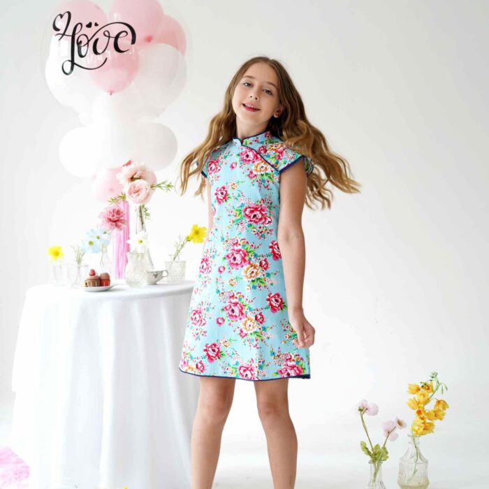 Une Magnifique Robe Chinoise Bleu Turquoise et Rose Fuchsia pour Fille, Fillette et Ado avec Col Mao et Manches Courtes Bordées de Fine Dentelle Anglaise Bleu Marine de la Marque de Mode pour Enfants La Faute à Voltaire.