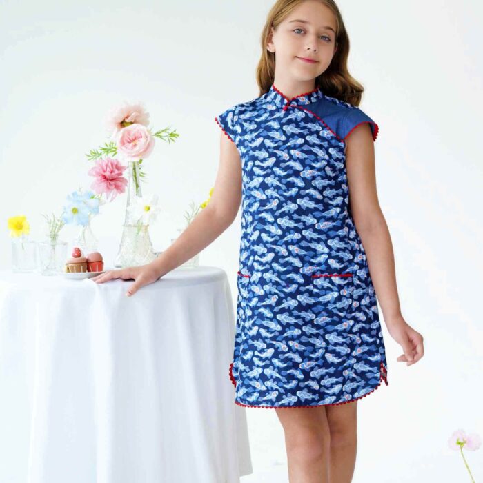 Une Magnifique Robe Chinoise Collection Mode Été pour Filles, Fillettes et Ados de 2 à 16 Ans en Coton Imprimé Poissons Carpes Bleu Marine, Bleu Clair et Rouge avec Col Mao et Manches Courtes en biais Bordé de Ruban Zigzag Rouge de la Marque de Mode pour Enfants La Faute à Voltaire.