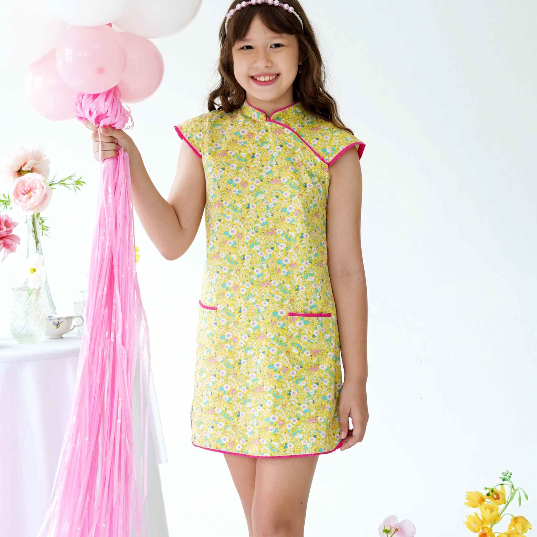Une Magnifique Robe Chinoise Imprimé Fleurie Liberty Jaune Pâle ey Rose fuchsia pour Fille, Fillette et Ado avec Col Mao et Manches Courtes de la Marque de Mode pour Enfants La Faute à Voltaire.