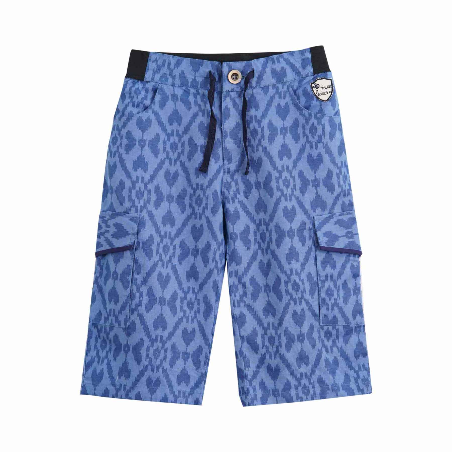 Joli bermuda en lin imprimé tie and dye bleu pour garçons, poches cargo bordé de coton couleur bleu marine, taille élastique avec lien sur le devant. Short long bermuda de la marque de mode vêtements enfants et ado LA FAUTE A VOLTAIRE