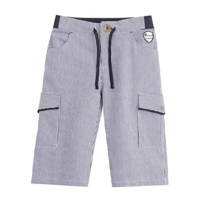 Joli bermuda en jean denim à fines rayures bleu marine et blanc pour garçons, poches cargo, taille élastique avec lien sur le devant. Short long bermuda de la marque de mode vêtements enfants et ado LA FAUTE A VOLTAIRE