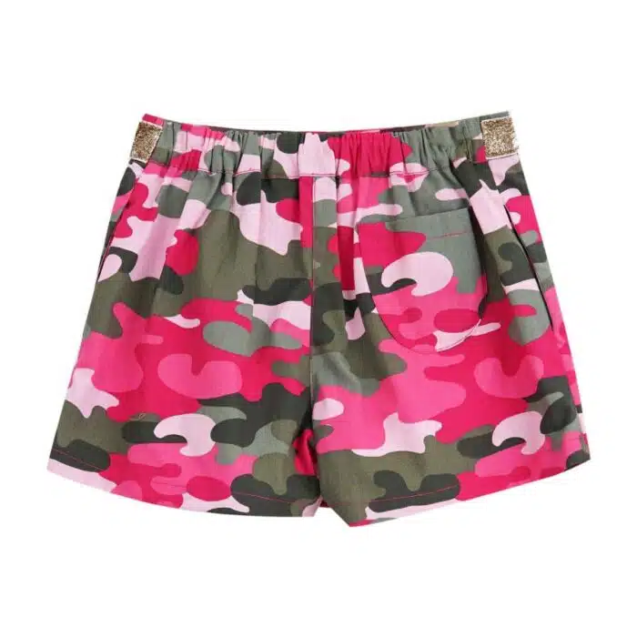 Jolie jupe portefeuille à l'imprimé camouflage rose et kaki qui cache un short. Très tendance et féminine avec sa ceinture intégrée à paillettes dorées. Taille ajustable avec élastique intérieur. Jupe short pour filles, fillettes et ados de 2 à16 ans de la marque de mode pour enfants LA FAUTE A VOLTAIRE