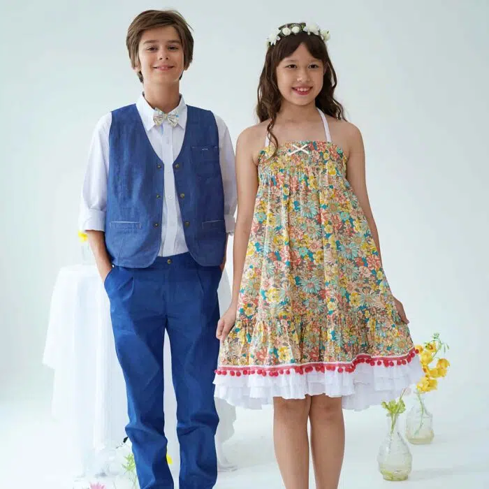 Une élégante Robe Longue Fleurie Liberty Orange, Jaune et Vert à col Smocks qui se Transforme en Jupe Longue à Volants style Bohème pour Filles, Fillettes et Ados de la Marque de Mode Chic pour Enfants La Faute à Voltaire.