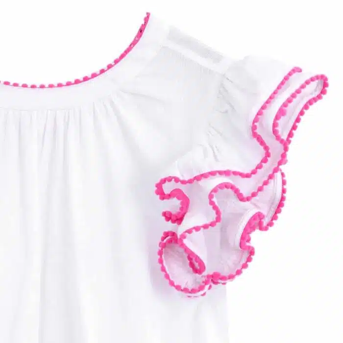 Jolie blouse blanche été fille, coupe ample et confortable, à manches papillon. Originale avec sa double rangée de volants sur les manches bordés de pompons rose fuchsia. Col V dans la nuque, bas de la blouse soulignés de pompons rose fuchsia. Blouse été pour filles, fillettes et ados de 2 à 16 ans, de la marque de mode pour enfants LA FAUTE A VOLTAIRE