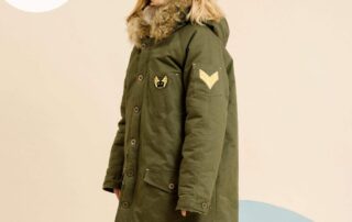 Découvrez les Sublimes Parka N3-B Tendances "Rock & Peace" et Rock & Love" pour Homme, Femme, Fille et Garçon. Du 2 au 16 ans pour la version Enfant et du XS AU XL pour la Version Adulte, Offrez en Cadeau de Noël une Parka Longue, Chaude, Stylée avec sa Grosse Capuche Doublée et ses Écussons.