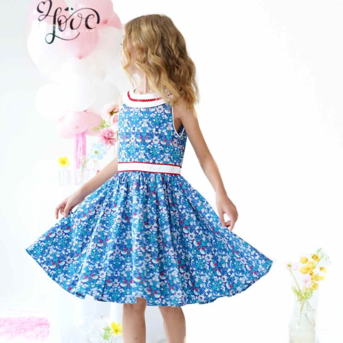 On Craque pour cette Magnifique Robe Qui Tourne Bleu Foncé à l'Imprimé Fleuri Liberty avec Fleurs, Oiseaux blanc et Rouge. Robe d'Été Sans Manche avec Col Bateau Blanc en V dans la Nuque avec Ruban Zigzag Rouge, Taille Cintrée avec Ceinture Intégrée Blanche Bordé de Zigzag Rouge. Deux Poches Invisibles sur les Côtés. Parfaite pour une Cérémonie Religieuse comme un Mariage ou une Fête de Famille, une Garden Party. Robe Qui Tourne pour Filles, Fillettes, Ados de 2 à 16 ans. Livraison Rapide 24-72h Offerte pour Tout achat Supérieur à 60€. Marque de Mode Créateur Française Produite en Commerce Équitable La Faute à Voltaire.