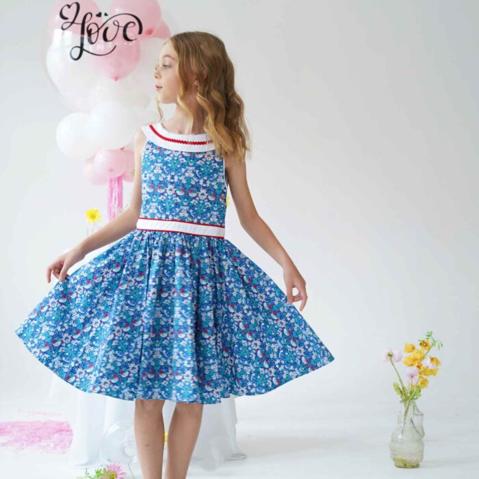 On Craque pour cette Magnifique Robe Qui Tourne Bleu Foncé à l'Imprimé Fleuri Liberty avec Fleurs, Oiseaux blanc et Rouge. Robe d'Été Sans Manche avec Col Bateau Blanc en V dans la Nuque avec Ruban Zigzag Rouge, Taille Cintrée avec Ceinture Intégrée Blanche Bordé de Zigzag Rouge. Deux Poches Invisibles sur les Côtés. Parfaite pour une Cérémonie Religieuse comme un Mariage ou une Fête de Famille, une Garden Party. Robe Qui Tourne pour Filles, Fillettes, Ados de 2 à 16 ans. Livraison Rapide 24-72h Offerte pour Tout achat Supérieur à 60€. Marque de Mode Créateur Française Produite en Commerce Équitable La Faute à Voltaire.
