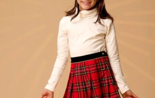 Fan de K-pop ou fan des jupes plissées en carreaux tartan rouge, style jupe écossaise, découvrez la Jolie Jupe London en Carreaux Tartan Rouge pour fILLE 2-16 Ans de la Marque de Mode pour Enfant.La Faute à Voltaire