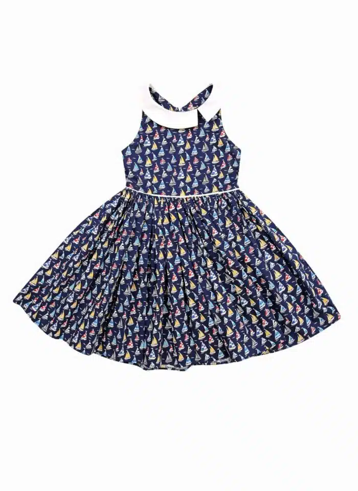 Craquez pour cette Magnifique Robe qui Tourne à l'esprit Rétro Chic en Coton Bleu Marine imprimé Voiliers Multicolore pour les Filles et Fillettes de 2 à 14 ans de la Marque de Mode Vêtements pour Enfants La Faute à Voltaire.