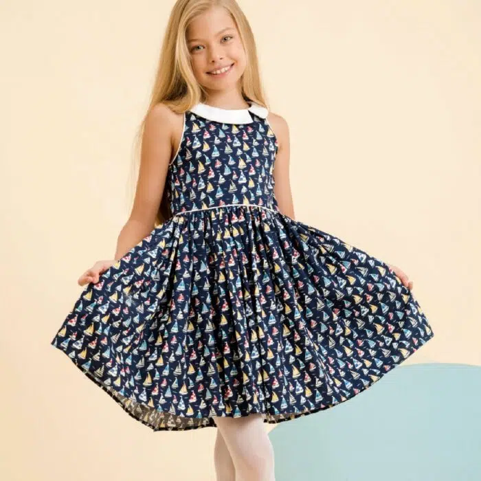 Craquez pour cette Magnifique Robe qui Tourne à l'esprit Rétro Chic en Coton Bleu Marine imprimé Voiliers Multicolore pour les Filles et Fillettes de 2 à 14 ans de la Marque de Mode Vêtements pour Enfants La Faute à Voltaire.