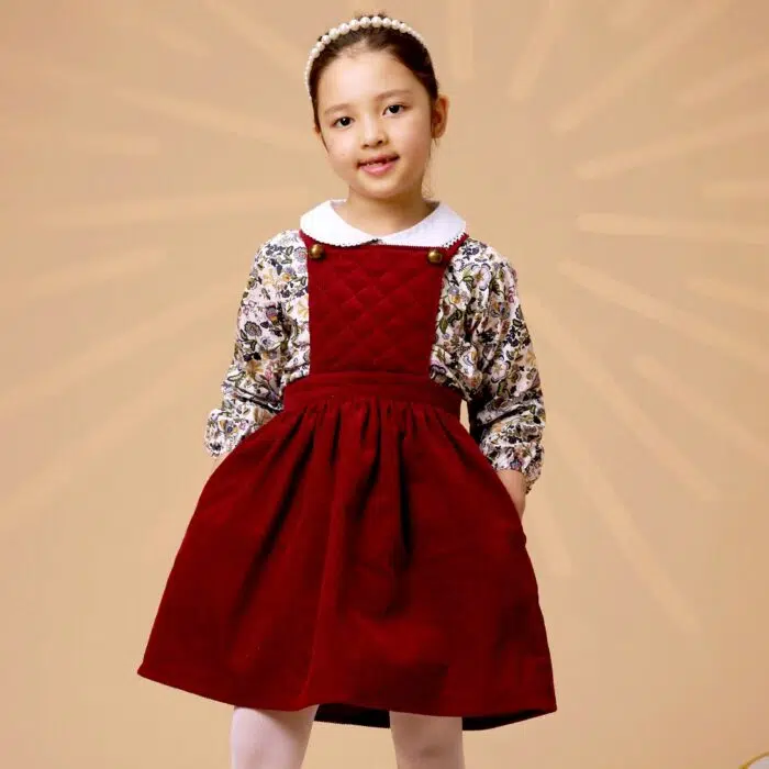 Une Magnifique Robe Écolière style Salopette pour Fille en Velours Côtelé Bordeaux Prune de la Marque de Mode rétro chic pour Enfant La Faute à Voltaire.