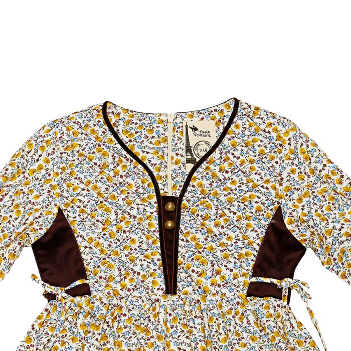 D'inspiration médiéval, on craque pour cette Adorable Robe Fleurie Liberty jaune et Velours Marron pour Fille et Fillette de 2 à 16 ans de la Marque de Mode vêtements chics pour Enfant la Faute à Voltaire.
