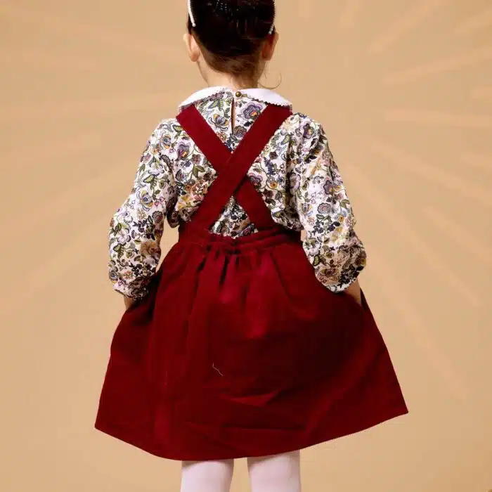 Une Magnifique Robe Écolière style Salopette pour Fille en Velours Côtelé Bordeaux Prune de la Marque de Mode rétro chic pour Enfant La Faute à Voltaire.
