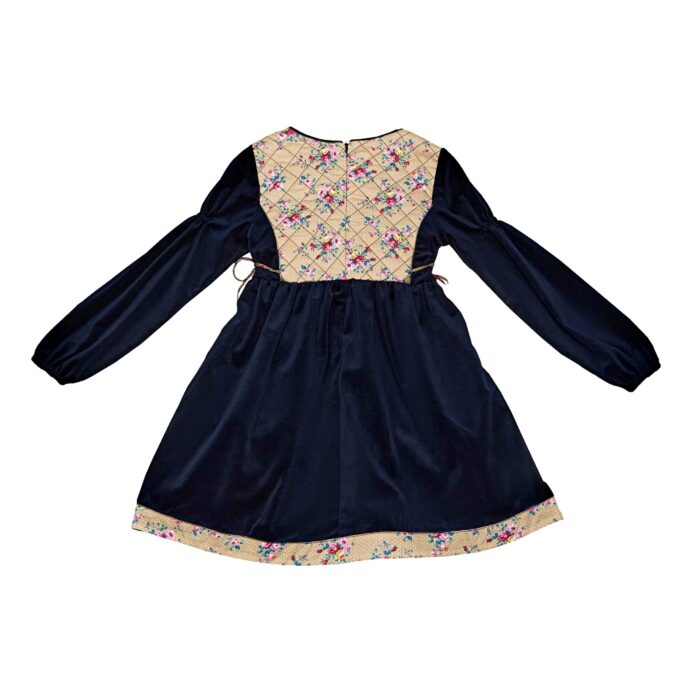 Une Magnifique Robe d'Hiver Bleu Marine pour Fille avec un Plastron Matelassé très Original Fleurie Beige et Rose Fuchsia. Robe à Manches Longues avec Élastique aux Poignets. Robe d'inspiration médiévale de la marque de mode vêtements pour enfant La Faute à Voltaire.