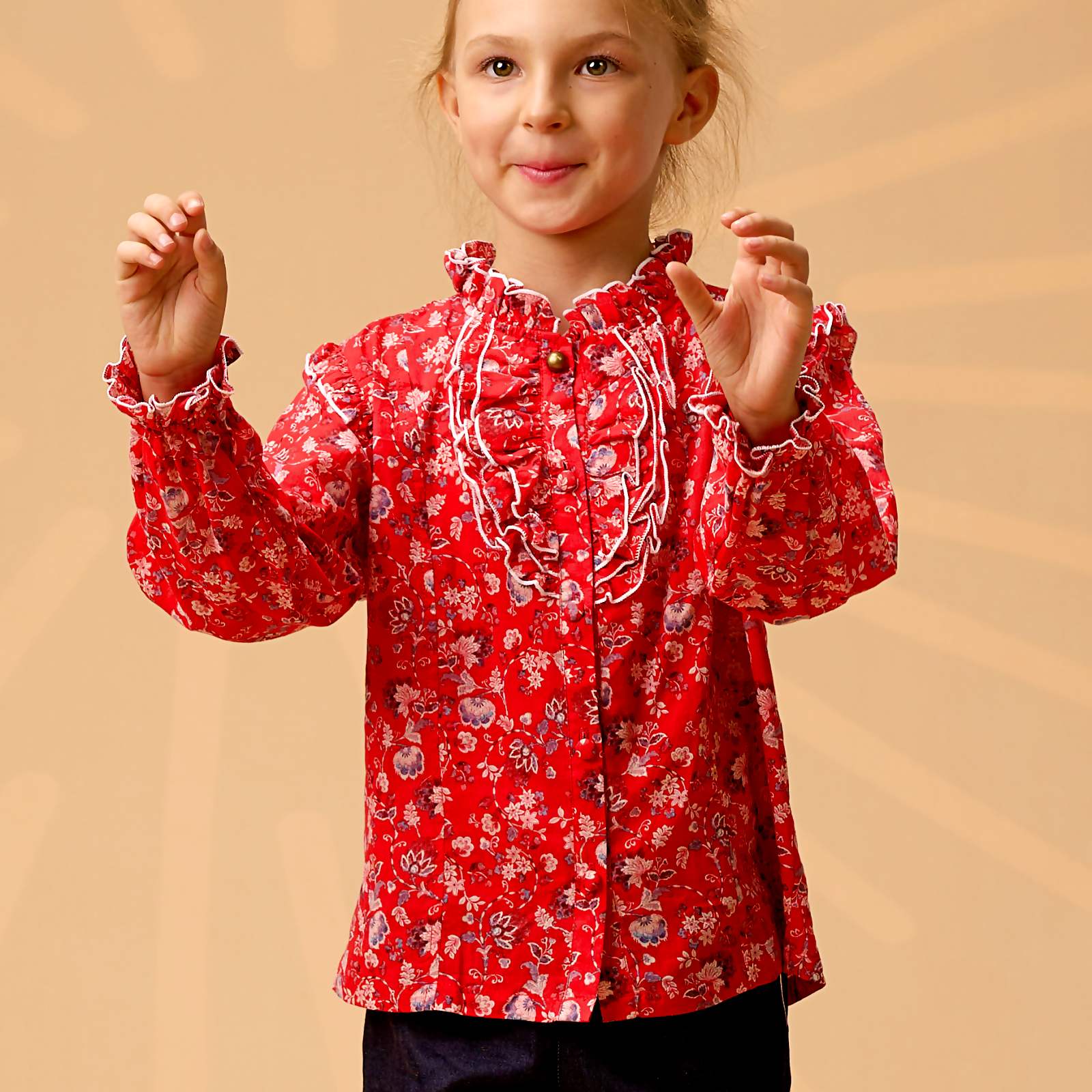 Une adorable blouse fleurie rouge idéale pour Noël et être élégante tous les jours. Blouse à volants au col et aux manche longue pour filles et fillettes de 2 à 16 ans de la marque de mode pour enfant La Faute à Voltaire.