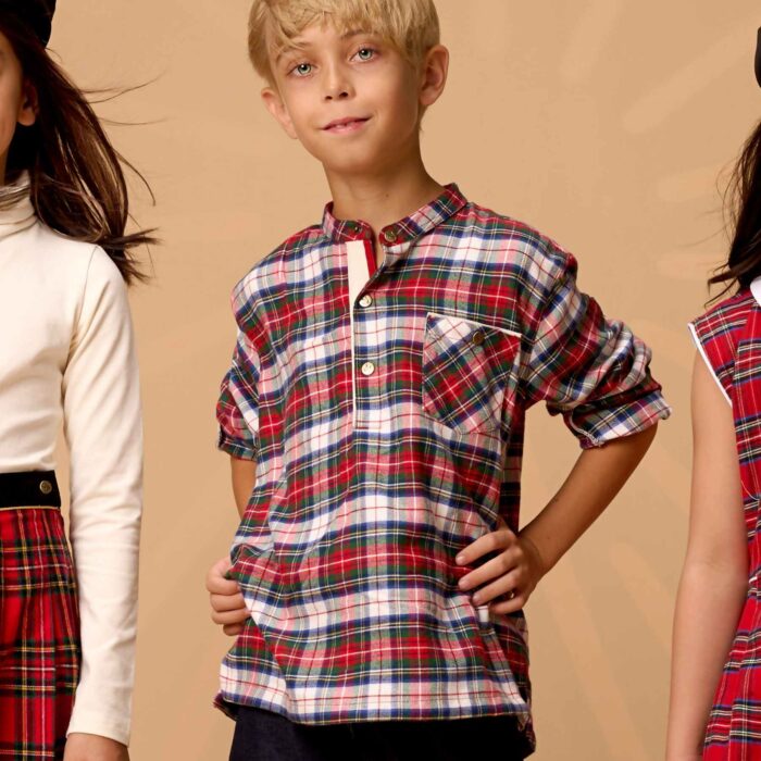 Une élégante chemise de Noël en flanelle carreaux tartan rouge avec col Mao pour garçon et ado de 2 à 16 ans, de la marque de mode Française La Faute à Voltaire