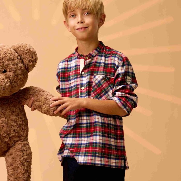 Une adorable chemise de Noël pour garçon en carreaux tartan rouge, vert, blanc et bleu avec col Mao et manches longues ajustables de la marque de mode enfant La Faute à Voltaire.