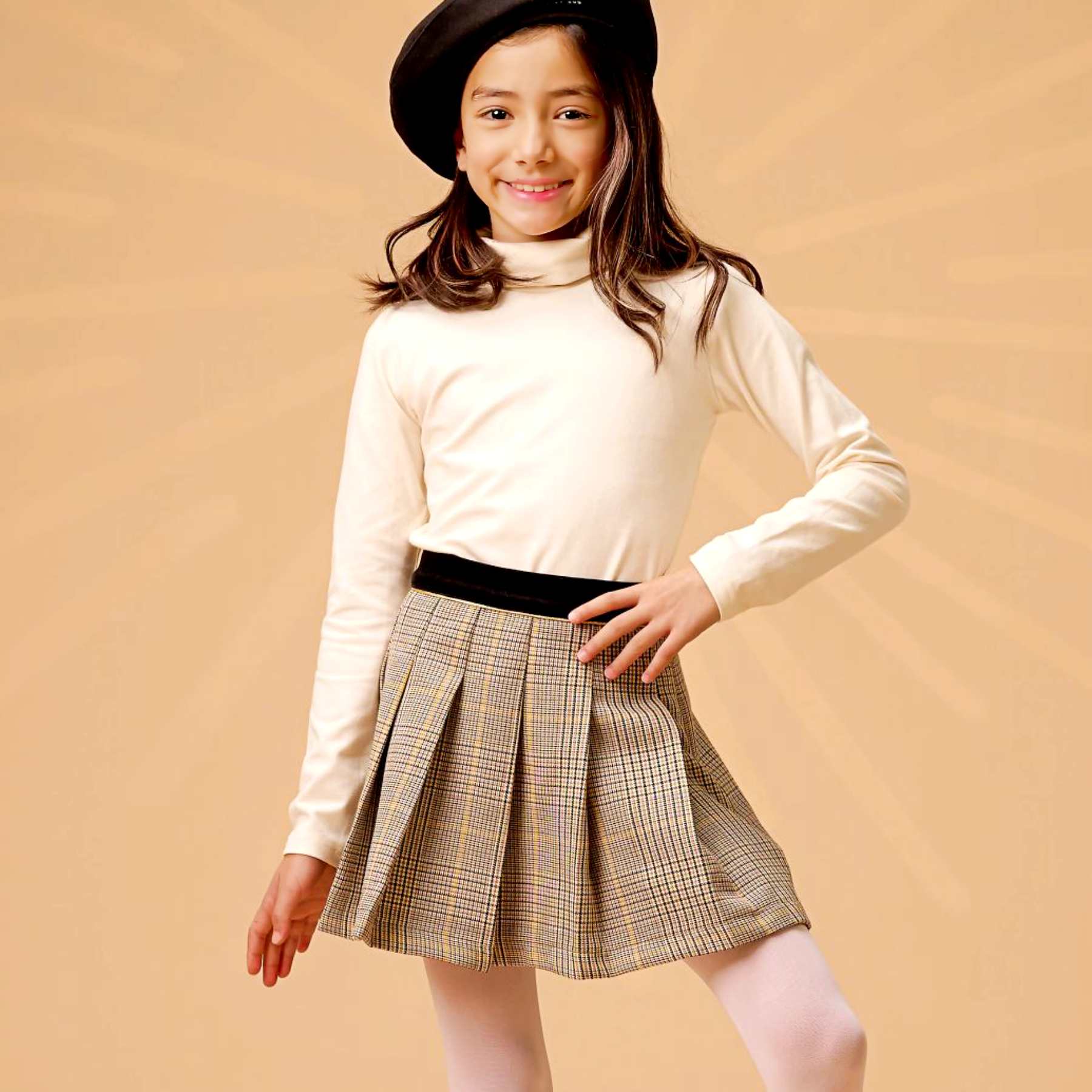 Une Superbe Jupe Plissée en Laine Mélangée Tweed à Carreaux Marron, Beige, Jaune et Noir et Ceinture Contrastée en Velours Noir avec biais Doré très Chic pour Filles, Fillettes et Ados de 2 à 16 ans de la Marque de Mode Française Chic pour Enfant La Faute à Voltaire