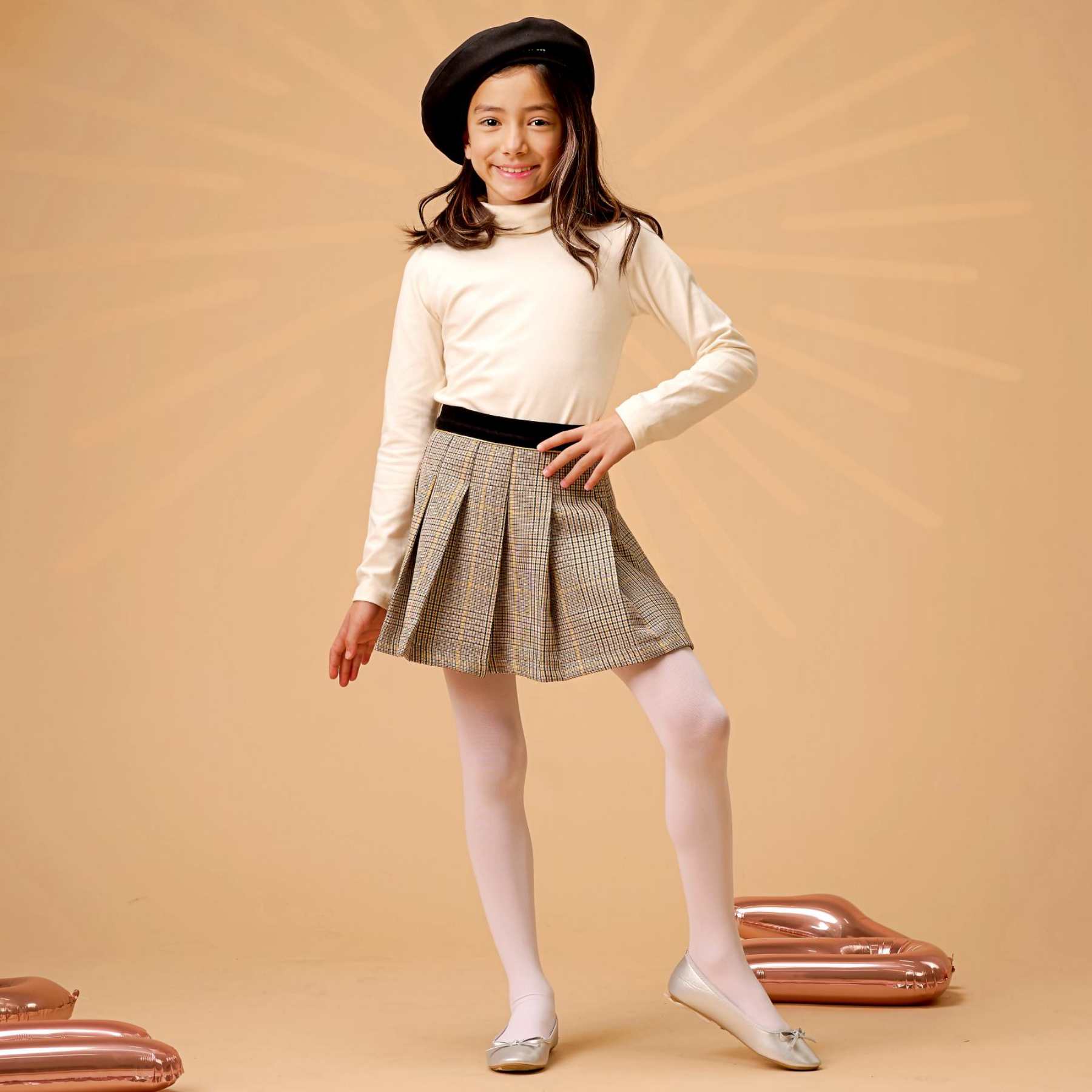 Une Superbe Jupe Plissée en Laine Mélangée Tweed à Carreaux Marron, Beige, Jaune et Noir et Ceinture Contrastée en Velours Noir avec biais Doré très Chic pour Filles, Fillettes et Ados de 2 à 16 ans de la Marque de Mode Française Chic pour Enfant La Faute à Voltaire