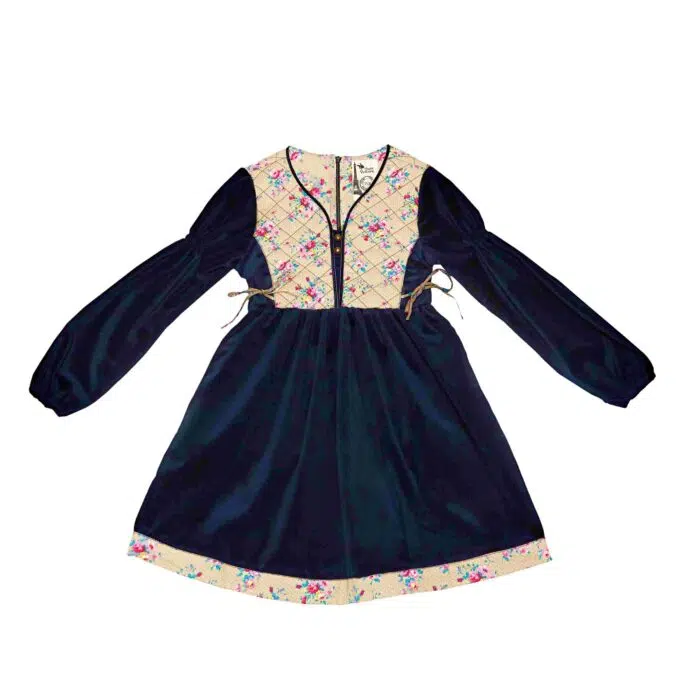 On Craque pour cette Élégante et Originale Robe d'Hiver pour Fille en Velours Millerais Bleu Marine et plastron matelassé en Fleuri Liberty Beige et Rose de la Marque de Mode pour Enfant La Faute à Voltaire.
