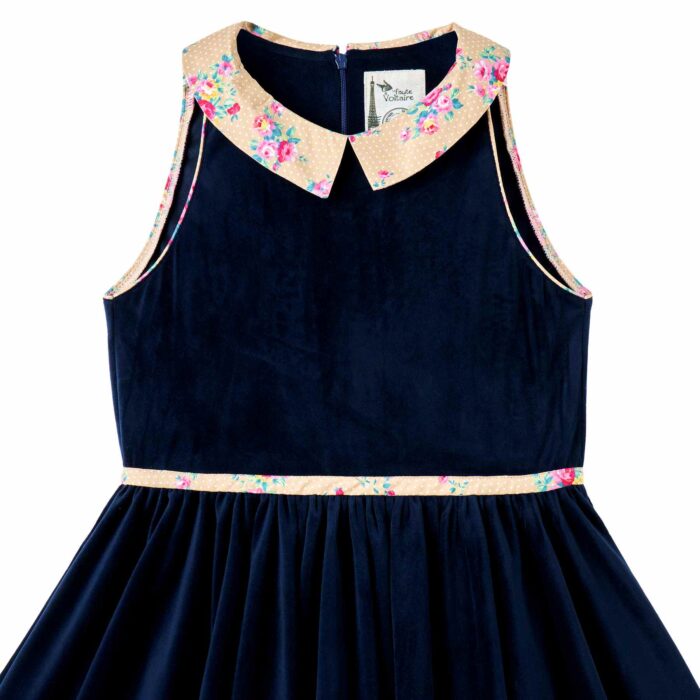 Idéale pour la Rentrée Scolaire, on Craque pour cette Magnifique Robe qui Tourne pour Filles, Fillettes et Ados de 2 à 16 ans, Coupe Patineuse, en Velours Milleraies Bleu Marine avec Col Claudine, biais à la ceinture et Emmanchures Contrasté de Coton Fleuri Liberty Beige à Petits Pois blancs et Fleurs Rose Fuchsia et Bleues. Robe Intersaison Polyvalente Parfaite en Tenue d'École, Uniforme Scolaire, Robe de Noël Couleur bleue, Cérémonie de l'Automne et Hiver. Robe Qui Tourne Hepburn de la Marque de Mode Française pour Enfants C'est la faute à Voltaire.