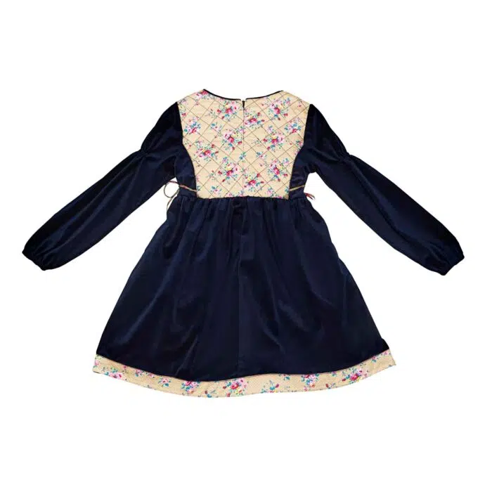 On Craque pour cette Élégante et Originale Robe d'Hiver pour Fille en Velours Millerais Bleu Marine et plastron matelassé en Fleuri Liberty Beige et Rose de la Marque de Mode pour Enfant La Faute à Voltaire.