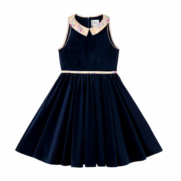 Idéale pour la Rentrée Scolaire, on Craque pour cette Magnifique Robe qui Tourne pour Filles, Fillettes et Ados de 2 à 16 ans, Coupe Patineuse, en Velours Milleraies Bleu Marine avec Col Claudine, biais à la ceinture et Emmanchures Contrasté de Coton Fleuri Liberty Beige à Petits Pois blancs et Fleurs Rose Fuchsia et Bleues. Robe Intersaison Polyvalente Parfaite en Tenue d'École, Uniforme Scolaire, Robe de Noël Couleur bleue, Cérémonie de l'Automne et Hiver. Robe Qui Tourne Hepburn de la Marque de Mode Française pour Enfants C'est la faute à Voltaire.