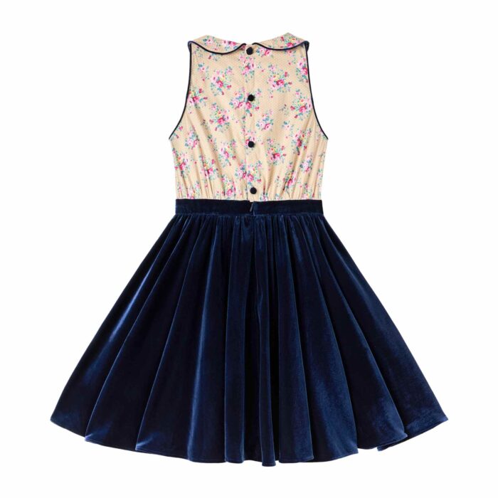 Intersaison, en Coton Fleuri Liberty Beige avec Fleurs Rose Fuchsia sur le Haut et Jupe en Velours Milleraies Bleu Marine, cette Robe qui Tourne est Idéale pour la Rentrée Scolaire mais aussi pour les Fêtes et Cérémonies de l'Automne et de l'Hiver des Filles, Fillettes et Ados de 2 à 16 ans, Coupe Patineuse, en Velours Milleraies Bleu Marine avec Col Claudine, biais à la ceinture et Emmanchures Contrasté de Coton Fleuri Liberty Beige à Petits Pois blancs et Fleurs Rose Fuchsia et Bleues. Robe Intersaison Polyvalente Parfaite en Tenue d'École, Uniforme Scolaire, Robe de Noël Couleur bleue, Cérémonie de l'Automne et Hiver. Robe Qui Tourne Hepburn de la Marque de Mode Française pour Enfants C'est la faute à Voltaire.