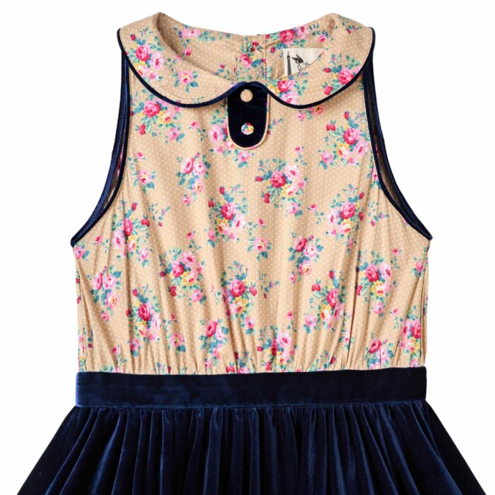 Intersaison, en Coton Fleuri Liberty Beige avec Fleurs Rose Fuchsia sur le Haut et Jupe en Velours Milleraies Bleu Marine, cette Robe qui Tourne est Idéale pour la Rentrée Scolaire mais aussi pour les Fêtes et Cérémonies de l'Automne et de l'Hiver des Filles, Fillettes et Ados de 2 à 16 ans, Coupe Patineuse, en Velours Milleraies Bleu Marine avec Col Claudine, biais à la ceinture et Emmanchures Contrasté de Coton Fleuri Liberty Beige à Petits Pois blancs et Fleurs Rose Fuchsia et Bleues. Robe Intersaison Polyvalente Parfaite en Tenue d'École, Uniforme Scolaire, Robe de Noël Couleur bleue, Cérémonie de l'Automne et Hiver. Robe Qui Tourne Hepburn de la Marque de Mode Française pour Enfants C'est la faute à Voltaire.