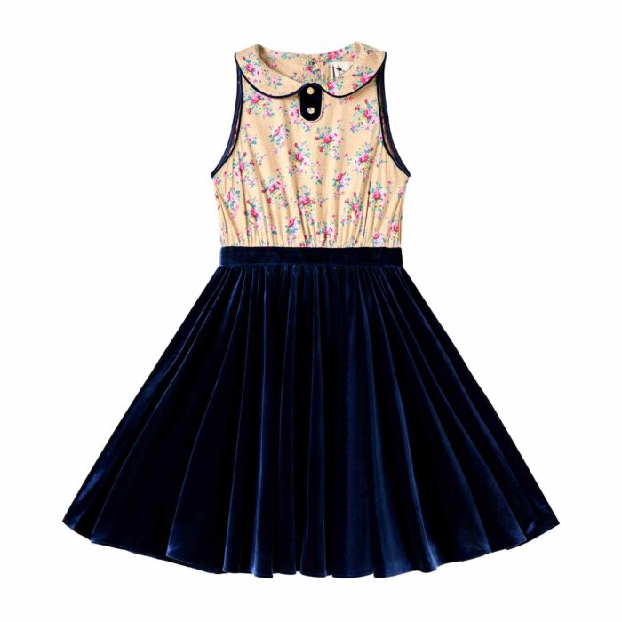 Intersaison, en Coton Fleuri Liberty Beige avec Fleurs Rose Fuchsia sur le Haut et Jupe en Velours Milleraies Bleu Marine, cette Robe qui Tourne est Idéale pour la Rentrée Scolaire mais aussi pour les Fêtes et Cérémonies de l'Automne et de l'Hiver des Filles, Fillettes et Ados de 2 à 16 ans, Coupe Patineuse, en Velours Milleraies Bleu Marine avec Col Claudine, biais à la ceinture et Emmanchures Contrasté de Coton Fleuri Liberty Beige à Petits Pois blancs et Fleurs Rose Fuchsia et Bleues. Robe Intersaison Polyvalente Parfaite en Tenue d'École, Uniforme Scolaire, Robe de Noël Couleur bleue, Cérémonie de l'Automne et Hiver. Robe Qui Tourne Hepburn de la Marque de Mode Française pour Enfants C'est la faute à Voltaire.