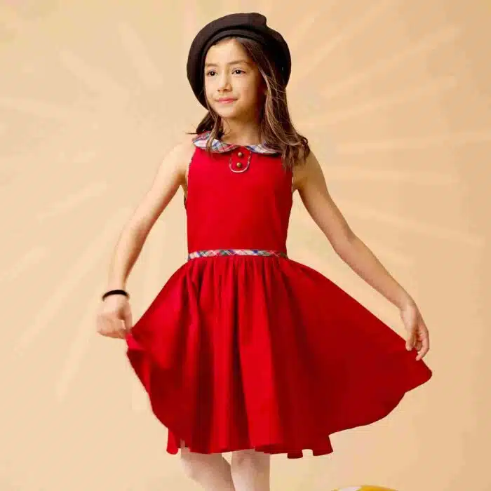 Une Magnifique Robe de Noël qui Tourne en Velours Rouge pour Fille, Fillette et Ados de 2 à 16 ans avec un Col Claudine contrasté en Tartan Rouge, blanc et Vert, Robe Patineuse avec. Taille Marquée par une Ceinture intégrée en Carreaux Tartan, Robe de Noël avec Emmanchures Américaines de la Marque de Mode Française Vêtements chic LA FAUTE À VOLTAIRE.