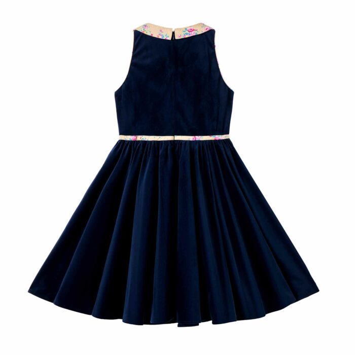 Idéale pour la Rentrée Scolaire, on Craque pour cette Magnifique Robe qui Tourne pour Filles, Fillettes et Ados de 2 à 16 ans, Coupe Patineuse, en Velours Milleraies Bleu Marine avec Col Claudine, biais à la ceinture et Emmanchures Contrasté de Coton Fleuri Liberty Beige à Petits Pois blancs et Fleurs Rose Fuchsia et Bleues. Robe Intersaison Polyvalente Parfaite en Tenue d'École, Uniforme Scolaire, Robe de Noël Couleur bleue, Cérémonie de l'Automne et Hiver. Robe Qui Tourne Hepburn de la Marque de Mode Française pour Enfants C'est la faute à Voltaire.