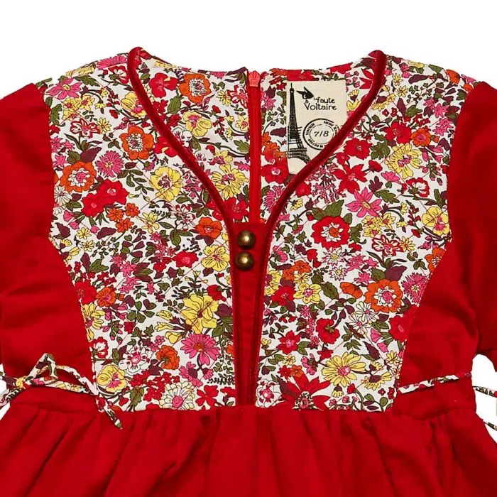 Une Magnifique Robe de Noël pour Fille en Velours Rouge et Coton Fleuri rouge, jaune, vert à Manches Longues. Robe chic pour fillette de la marque de mode vêtement enfant LA FAUTE A VOLTAIRE.