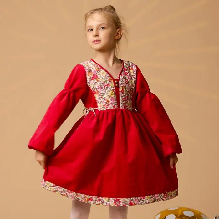 Une Magnifique Robe de Noël pour Fille en Velours Rouge et Coton Fleuri rouge, jaune, vert à Manches Longues. Robe chic pour fillette de la marque de mode vêtement enfant LA FAUTE A VOLTAIRE.