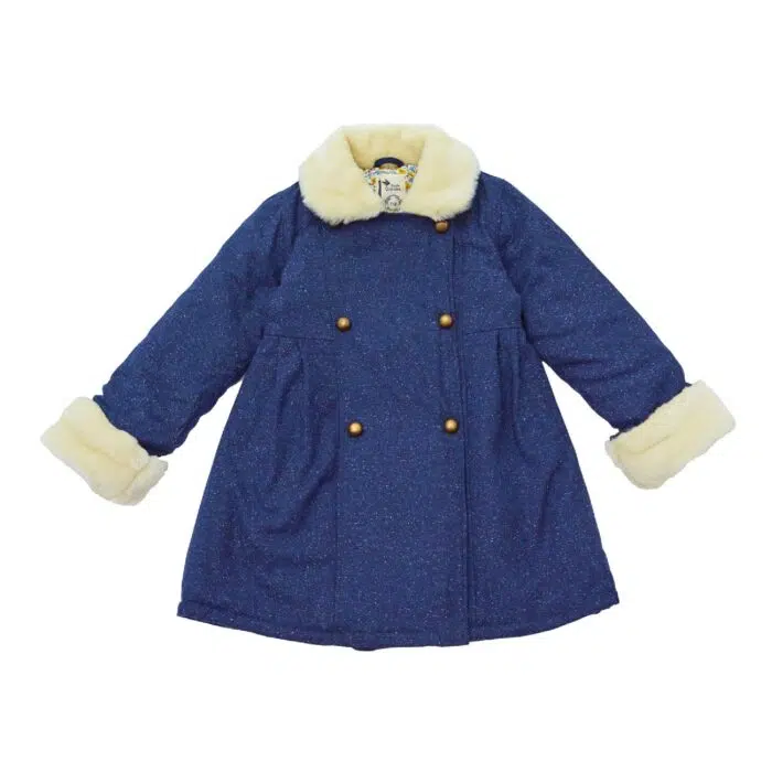 Un Magnifique Manteau Chaud et Long en Laine Tweed Bleu Marine avec Col et Poignets en Fausse Fourrure toute Douce Beige. Cet élégant Manteau est. doublé de Coton fleuri Liberty Jaune et Bleu Ciel. Evolutif, ce Manteau se porte mi-genou ou jusqu'à 10 cm au dessus du genou. Les manches bordées de fausse fourrure se retournent pour s'adapter à la longueur de votre enfant. Ainsi ce manteau évolutif se porte deux années très facilement et est très économique. Manteau de la Marque de Mode Vêtements Chic pour Enfant La Faute à Voltaire.