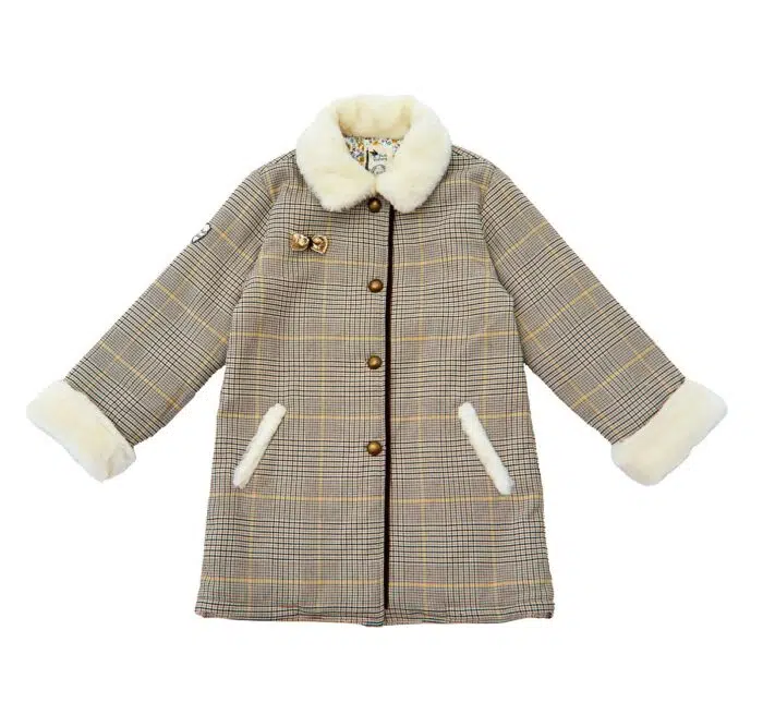 Un Manteau pour Fille très Élégant et Tendance à Carreaux Tartan Marron et Jaune avec un Col et bout des Manches. en Fausse Fourrure Beige Toute Douce. Ce Manteau très Raffiné se Ferme sur l'Avant avec des Gros Boutons Couleur Bronze. Très Original, il dispose d'un Petit Noeud Doré sur La Poitrine, un Biais Velours Marron le Long de la Boutonnière. Sa Doublure en Coton Fleuri Liberty Jaune et Bleu Pâle apporte un Contraste très Mode. Économique, ce Manteau pour Enfant Évolutif possède des Manches qui s'adaptent à la Longueur des Bras de votre Princesse permettant de porter ce Beau Vêtement deux Années de Suite. Manteau Nouvelle Collection Automne Hiver de la Marque de Mode Vêtement Chic pour Enfant La Faute à Voltaire.