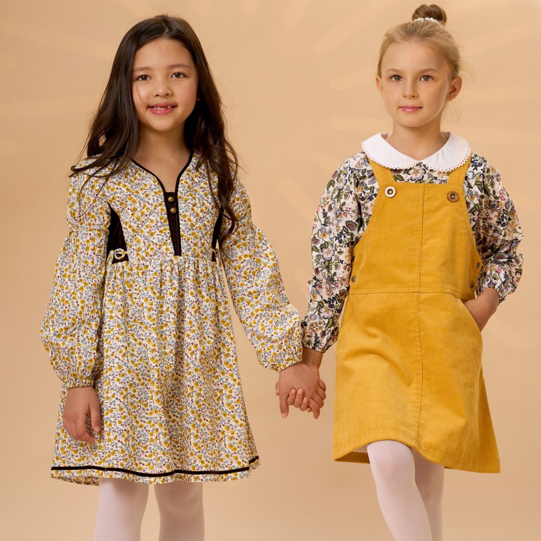 Choisissez une Mode de Qualité pour vos Enfants ! Offrez la Lumineuse Robe Salopette Hiver Style Années 60 en Velours Jaune pour Filles et Fillettes de 2 à 16 ans avec Poches Raglans sur le devant de la Marque de mode vêtements chics Française pour enfant La Faute à Voltaire.