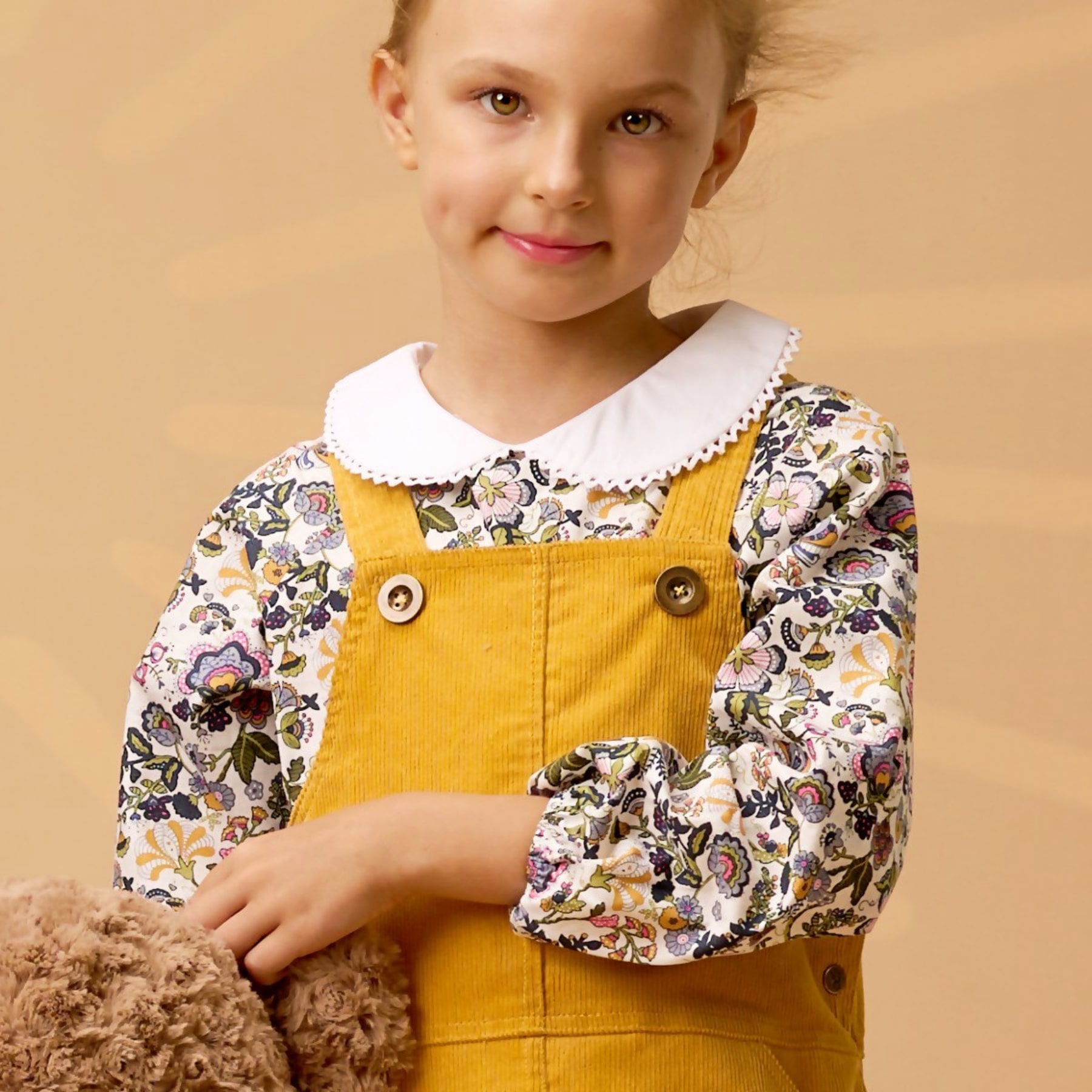 Choisissez une Mode de Qualité pour vos Enfants ! Offrez la Lumineuse Robe Salopette Hiver Style Années 60 en Velours Jaune pour Filles et Fillettes de 2 à 16 ans avec Poches Raglans sur le devant de la Marque de mode vêtements chics Française pour enfant La Faute à Voltaire.