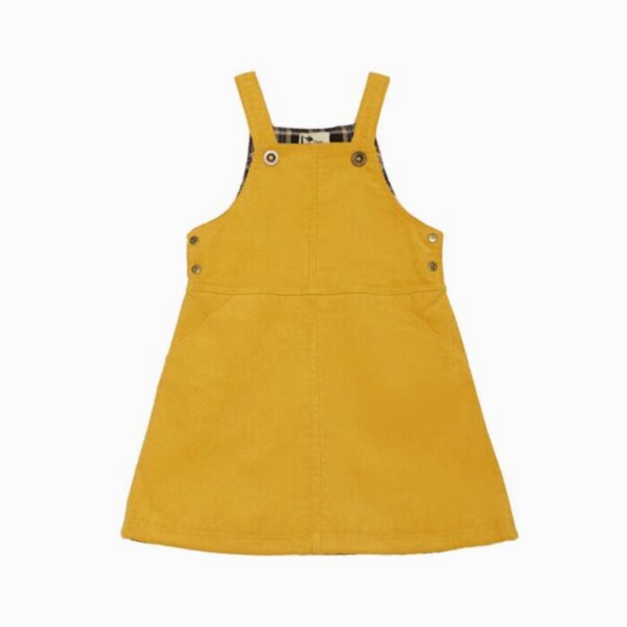Une adorable robe salopette hiver pour filles en velours jaune moutarde pour fille et fillette de 2 à 16 ans de la marque de mode pour enfants LA FAUTE A VOLTAIRE.