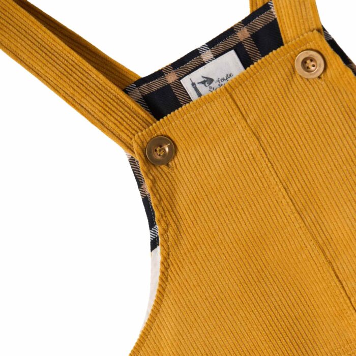 On Craque pour cette Magnifique Robe Salopette en Velours Jaune pour Filles de 2 à 16 ans. Avec ses Bretelles Réglables, ses Poches Raglan et Surpiqûres, votre Enfant va aimer poter cette robe à Bretelles au-dessus du Genou ou façon Robe Courte, façon Sixties. Modèle Originale et Tendance de la Collection Hiver Fille de la Marque de Mode Française pour Enfant La Faute à Voltaire