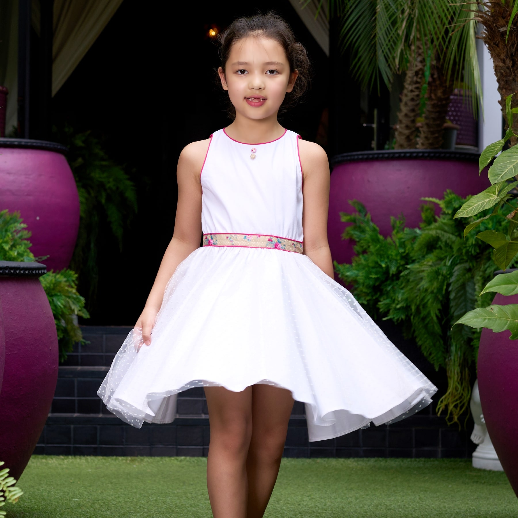 Une Magnifique Robe de Cérémonie Qui Tourne en Coton Blanc Contrasté de Coton Fleuri Liberty Beige et Rose, et de Tulle Blanche sur la Jupe. Un Gros noeud Fleuri Amovible dans le Dos. Robe demoiselle d'honneur pour Fille, Fillette de 2 à 16 ans de la Marque de Mode Enfantine La Faute à Voltaire.