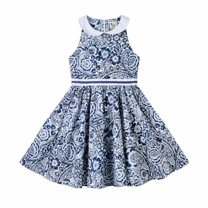 Une Magnifique Robe Patineuse Été pour Fille et Fillette en Coton Fleuri Bleu Marine et Blanc, Col Claudine Blanc, Ceinture avec Zigzag Bleu Marine. Robe Qui Tourne et Noeud dans le Dos Idéale pour les Cérémonie, Tenue de mariage Enfant, Robe Chic pour la Rentrée Scolaire de la Marque de Mode Chic pour Enfant La Faute à Voltaire