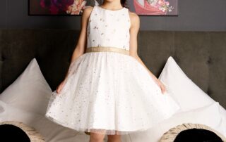 Une Magnifique Robe de Cérémonie Qui Tourne Blanche orné de Délicat Palmiers Couleur Or et Tulle à Paillettes Dorées. Boutique de Robe de Cortège pour Fille, Fillette et Ado de 2 à 16 ans de la Marque de Mode Française pour Enfant La Faute à Voltaire.