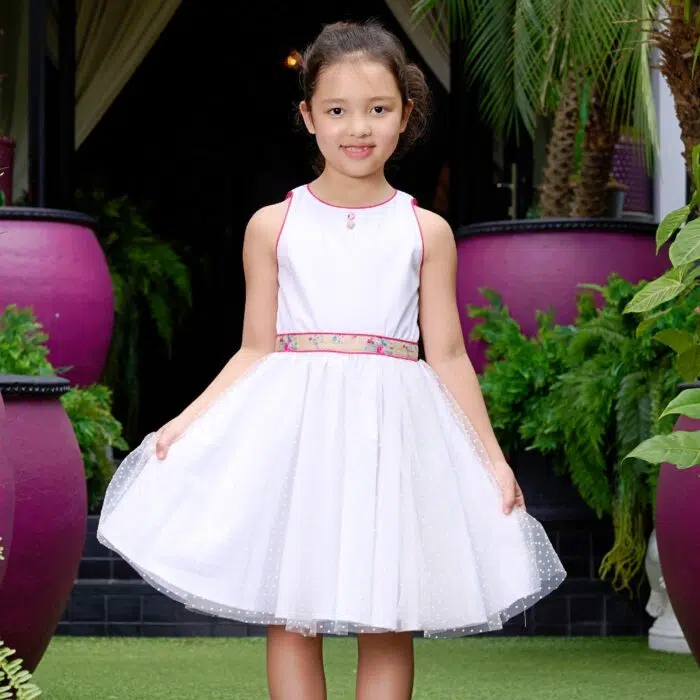 Une Magnifique Robe de Cérémonie Qui Tourne en Coton Blanc Contrasté de Coton Fleuri Liberty Beige et Rose, et de Tulle Blanche sur la Jupe. Un Gros noeud Fleuri Amovible dans le Dos. Robe demoiselle d'honneur pour Fille, Fillette de 2 à 16 ans de la Marque de Mode Enfantine La Faute à Voltaire.