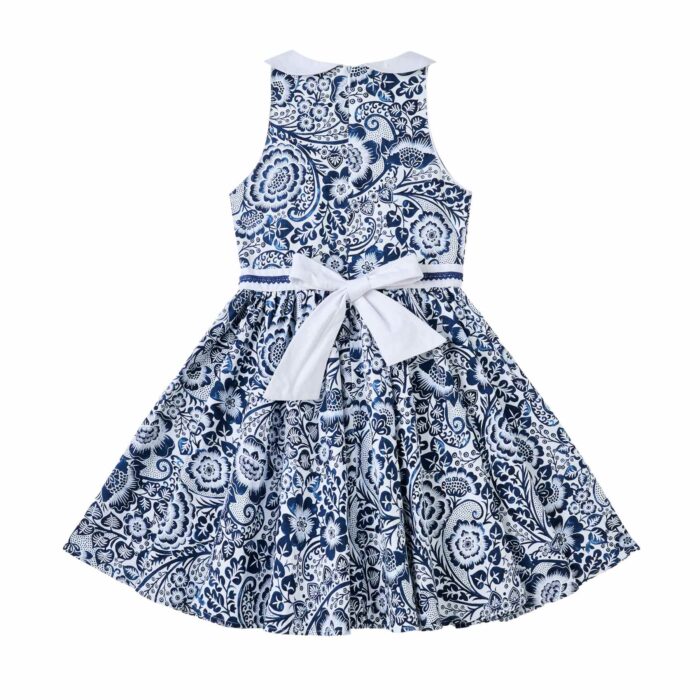 Une Magnifique Robe Patineuse Été pour Fille et Fillette en Coton Fleuri Bleu Marine et Blanc, Col Claudine Blanc, Ceinture avec Zigzag Bleu Marine. Robe Qui Tourne et Noeud dans le Dos Idéale pour les Cérémonie, Tenue de mariage Enfant, Robe Chic pour la Rentrée Scolaire de la Marque de Mode Chic pour Enfant La Faute à Voltaire