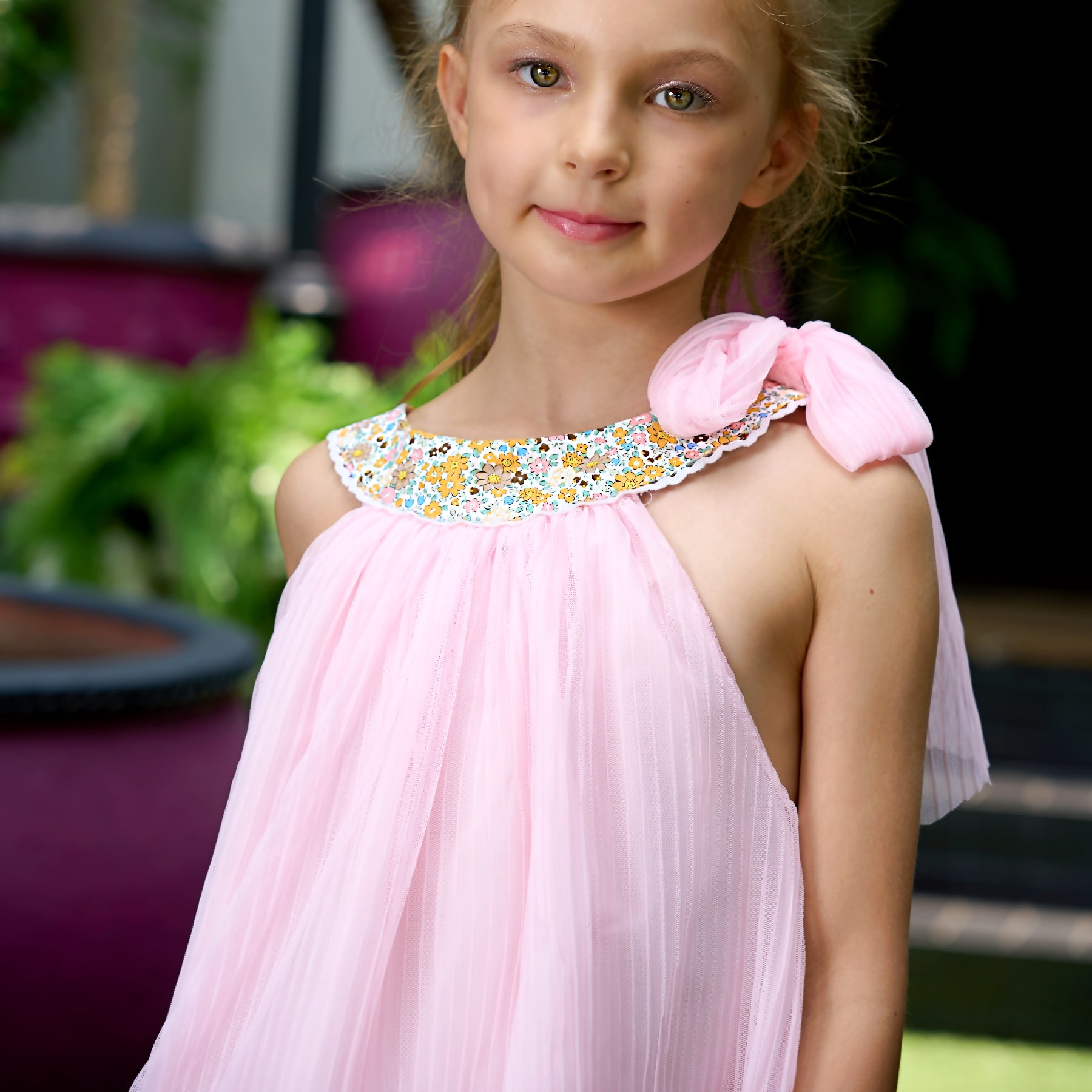 Découvrez cette Magnifique Robe Ample pour Demoiselles D'Honneur en Voile rose Pastel et Col Fleuri pour célébrer les plus Beaux Mariages de l'Été. Disponible pour toutes les Filles, Fillettes et Ados de la Marque de Mode Française pour Enfants La Faute à Voltaire.