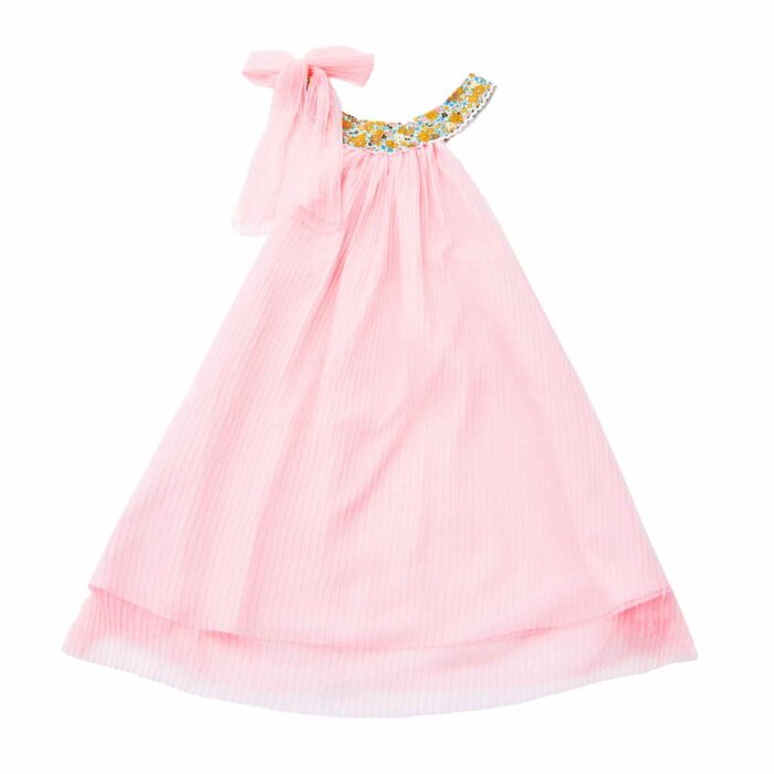 Découvrez cette Magnifique Robe Ample pour Demoiselles D'Honneur en Voile rose Pastel et Col Fleuri pour célébrer les plus Beaux Mariages de l'Été. Disponible pour toutes les Filles, Fillettes et Ados de la Marque de Mode Française pour Enfants La Faute à Voltaire.